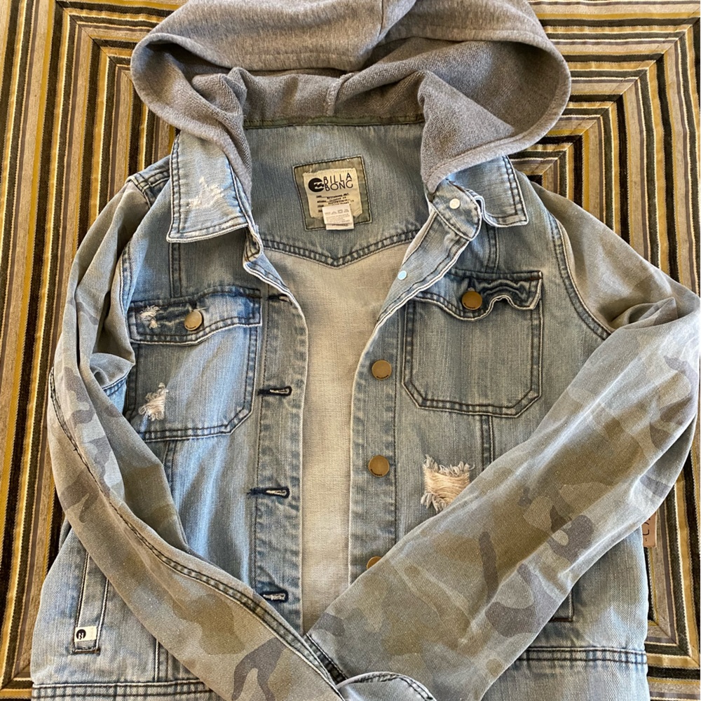 Women’s billabong denim jacket with camouflage sleeves
